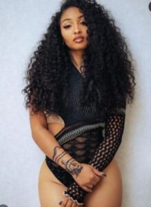 Cantora jamaicana Shanseea é tatuada pelas mãos de Rogério Araújo