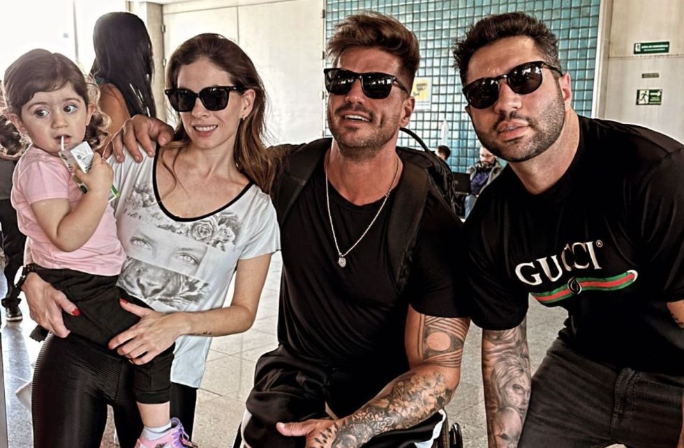 Fernando Fernandes com a afilha bianca e os amigos - Foto: Thiago Duran / Divulgação