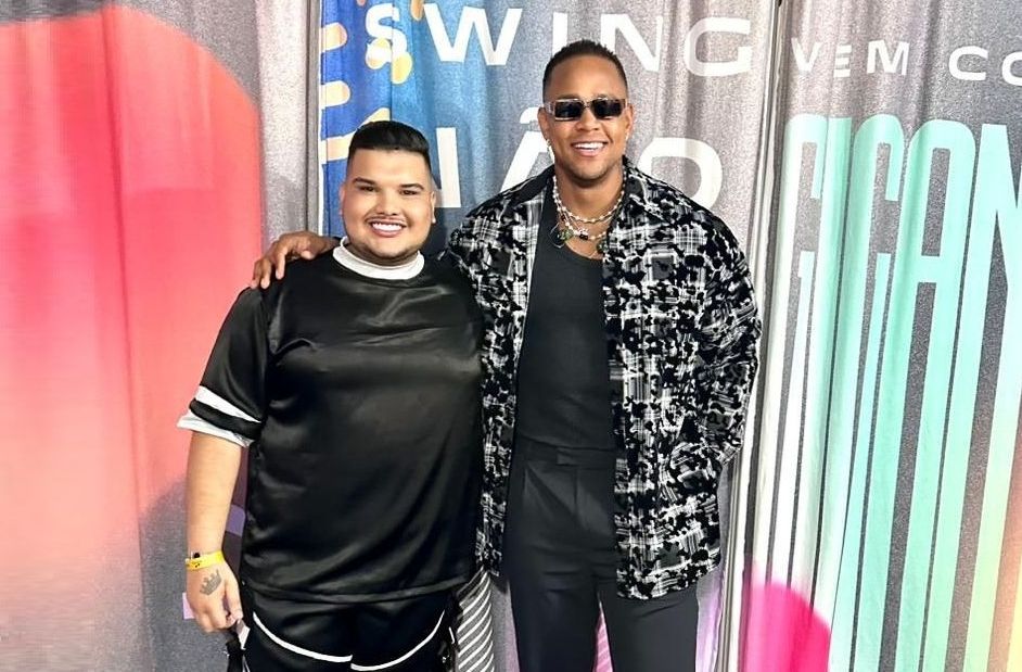 Influencer Heitor Ximenes com o cantor Léo Santana - Foto: Acervo Pessoal