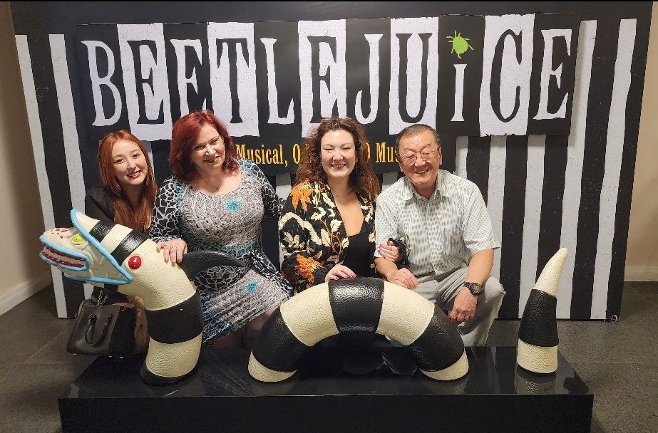 Teresa Kodama prestigiou a peça teatral "Beetlejuice - O Musical"