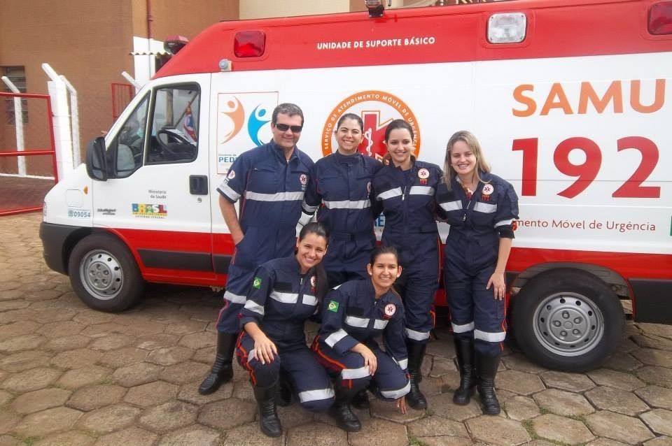 Dr. Rogério Welbert Ribeiro ao lado de sua equipe do SAMU de Franca - Foto Acervo Pessoal