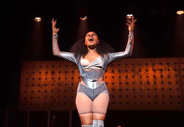 Julia Sanchez em “Elza, o musical” – Foto: Enzo Amarelo