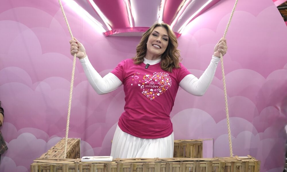 Simony no Stand da AnyLovy na Beauty Fair 2025 - Crédito da Foto: Divulgação