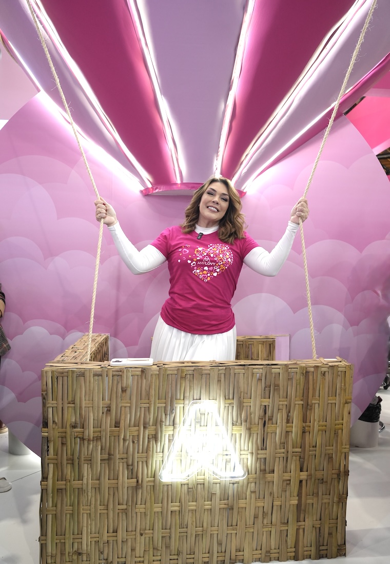 Simony no Stand da AnyLovy na Beauty Fair 2025 - Crédito da Foto: Divulgação