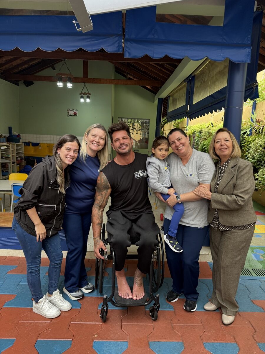 Fernando Fernandes leva afilhada Bianca na escola - Crédito da Foto: Divulgação