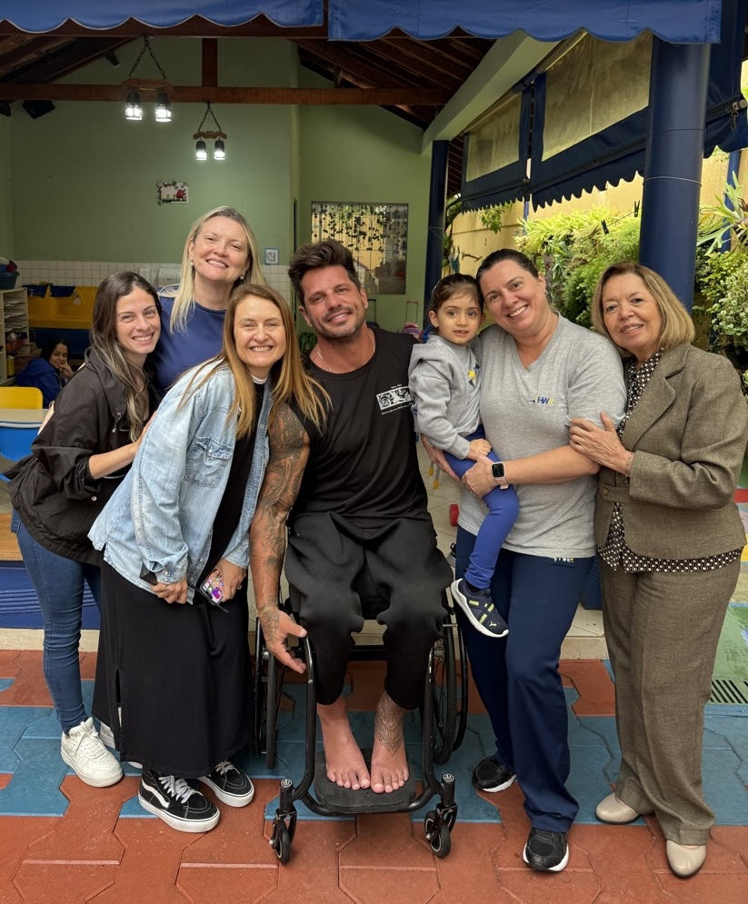 Fernando Fernandes leva afilhada Bianca na escola - Crédito da Foto: Divulgação