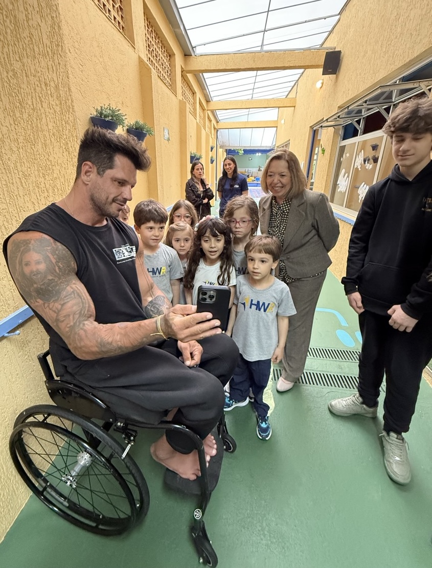 Fernando Fernandes leva afilhada Bianca na escola - Crédito da Foto: Divulgação