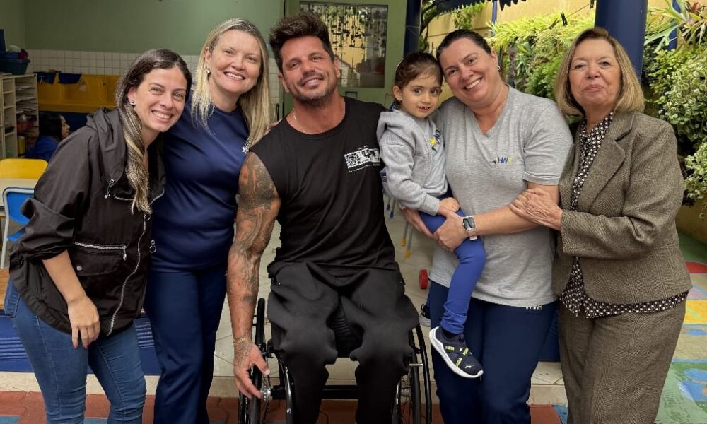 Fernando Fernandes leva afilhada Bianca na escola - Crédito da Foto: Divulgação