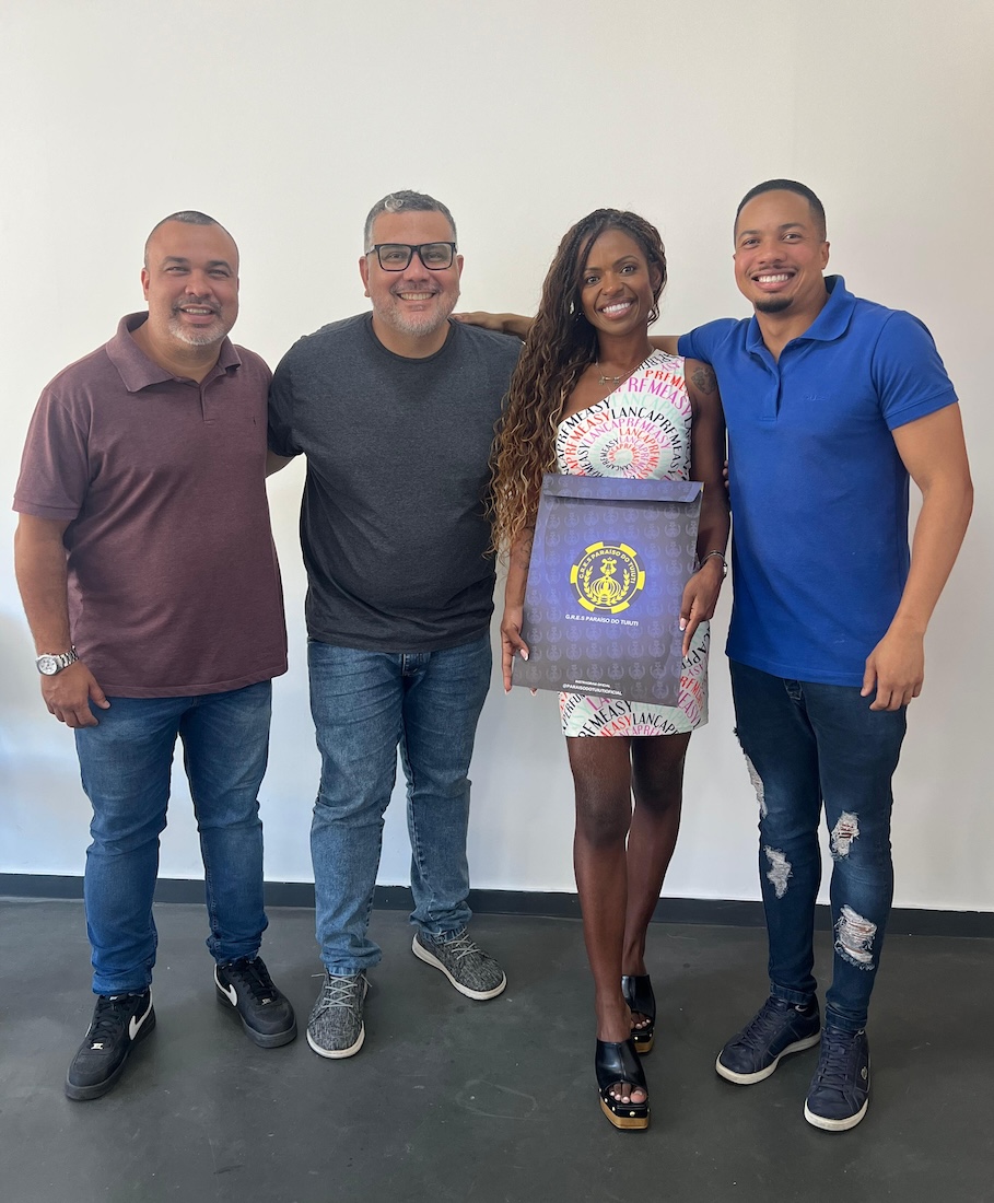 Claudia Santos ao lado da diretoria da Paraíso do Tuiuti - Crédito da Foto: Divulgação