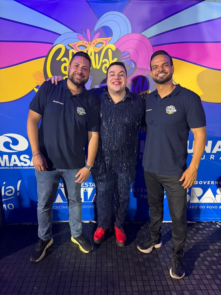 Erick Ricarte é destaque e se consagra como um dos grandes sucessos do Carnaval de Itabuna 2026 21 Erick Ricarte com Thiago Barra secretário de comunicação de Itabuna e Aldo Rebolças presidente da FICC - Crédito da Foto: Divulgação