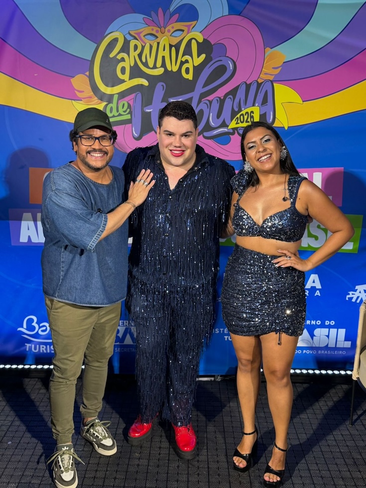 Erick Ricarte é destaque e se consagra como um dos grandes sucessos do Carnaval de Itabuna 2026 22 Erick com Lai Orrara e Leo Sampaio- Crédito da Foto: Divulgação