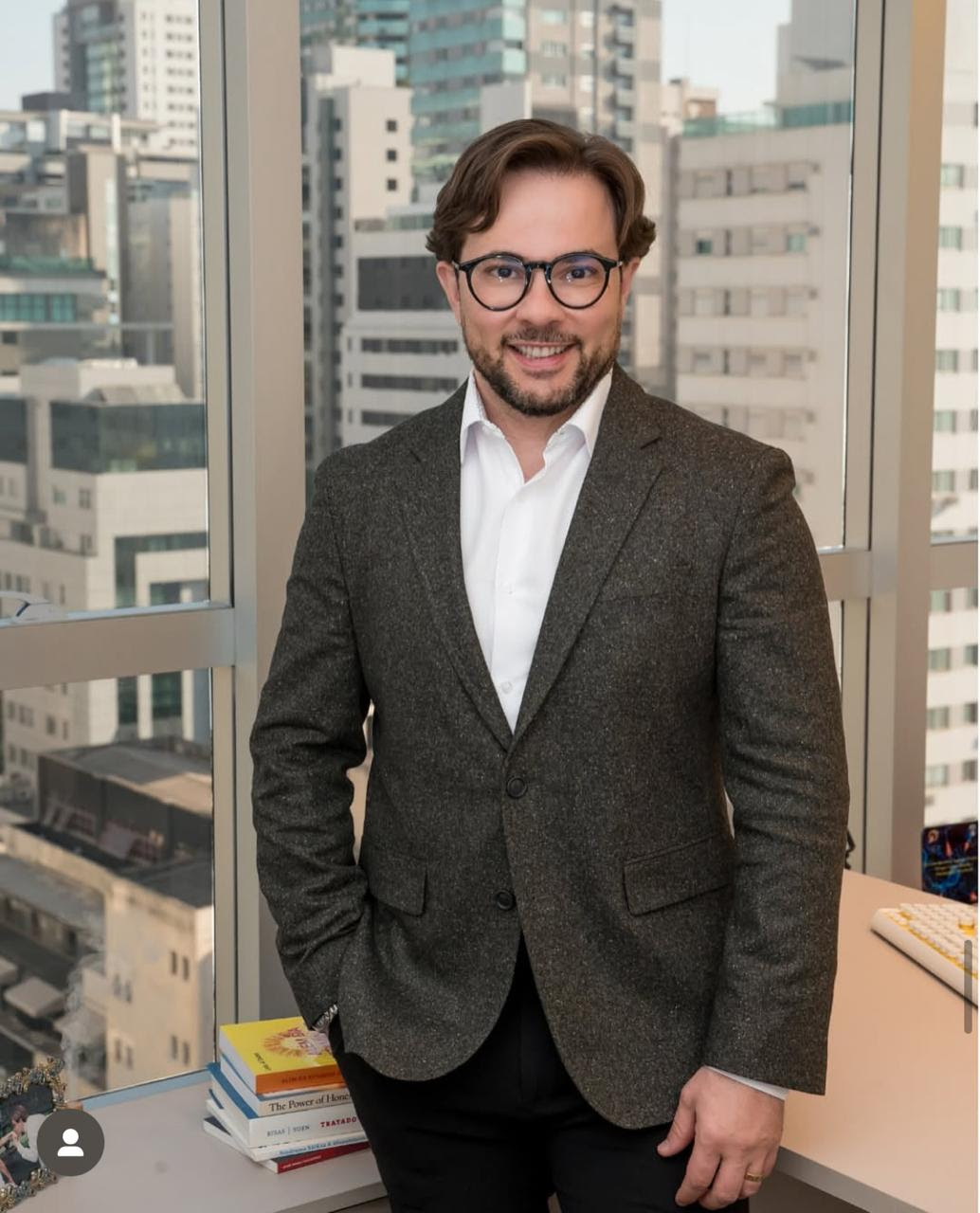 Dr. Adriano Faustino