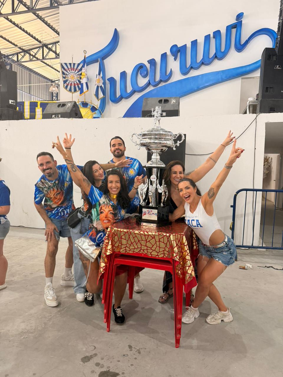 Carla Prata ladeada de sua equipe - Crédito da Foto: Renato Cipriano - Divulgação