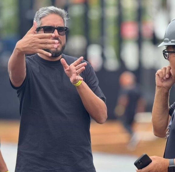 Pedro HD nos bastidores da gravação de um DVD, comandando a direção audiovisual de um grande show ao vivo. Foto Reprodução.