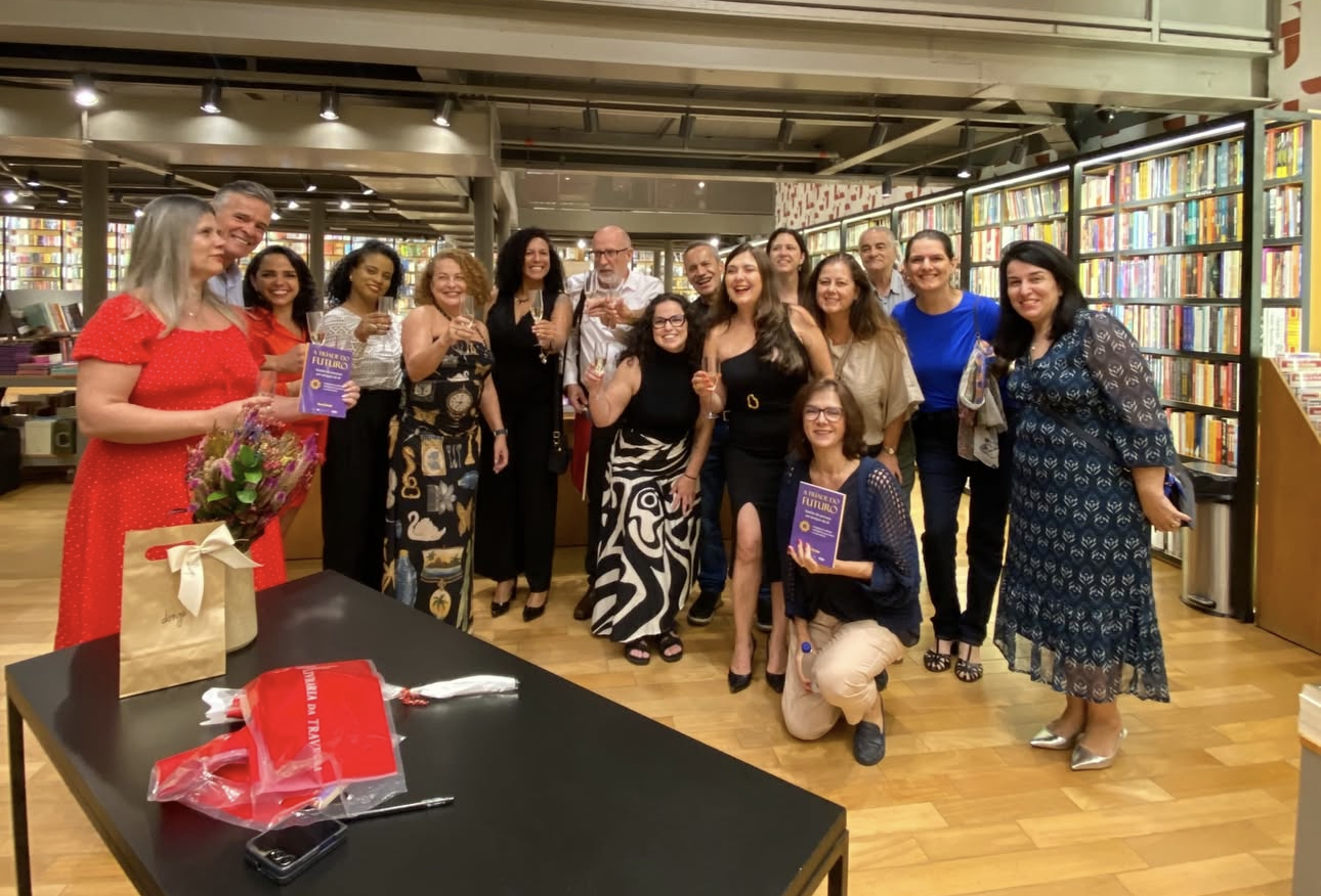 Sessão de autógrafos do Livro A Tríade do Futuro