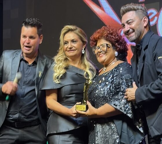 Cantora Adryana Ribeiro na Premiação Tesoura de Ouro Oficial - Crédito da Foto: Renato Cipriano