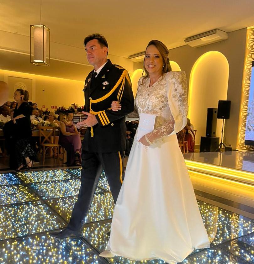 Alexandre Canhoni celebra 25 anos de casamento com Giovana
