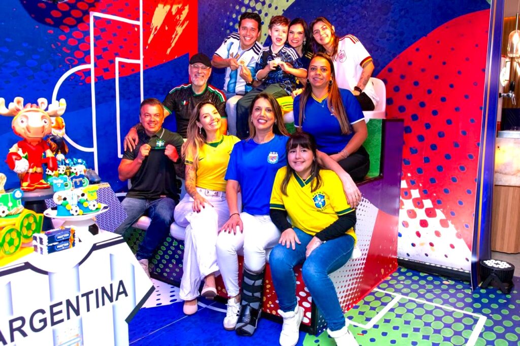 Milene Gonzalez com filho Matteo e convidados da festa - Foto @rafaelsganzerlafotografia