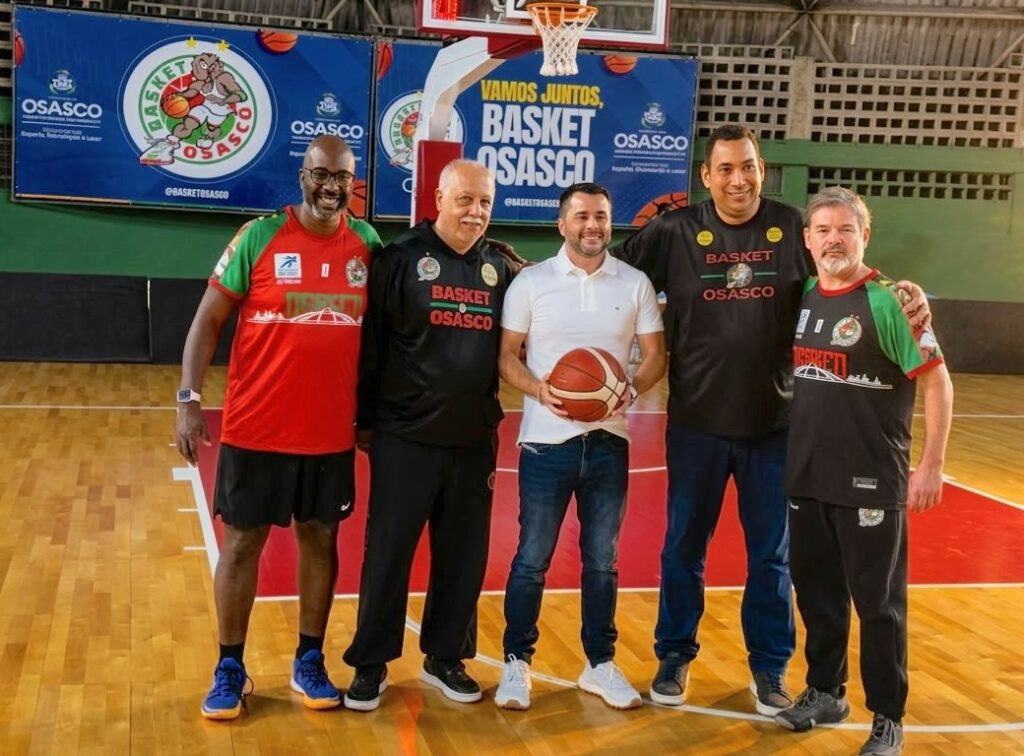 Thiago Borges ladeado pela equipe do Basket Osasco - Crédito da Foto: Divulgação Zuleika Ferreira
