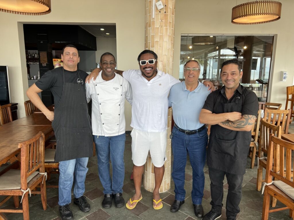 Sebah Vieira com a equipe do Senses Praia Hotel - Crédito da Foto: Luiz Lino / Divulgação