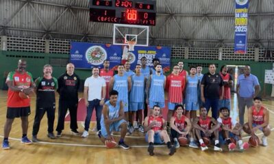 Thiago Borges ladeado pela equipe do Basket Osasco - Crédito da Foto: Divulgação Zuleika Ferreira