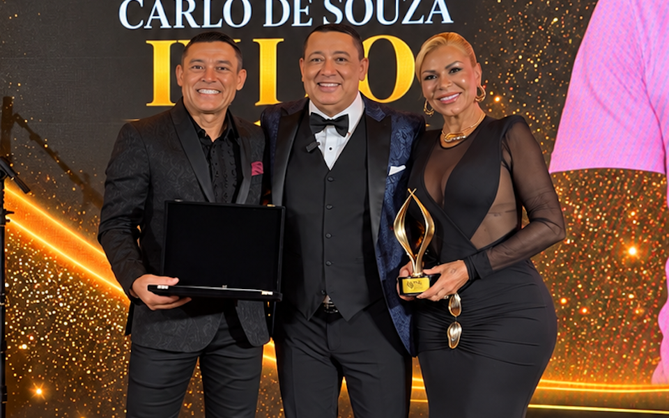 Gil Santos, CEO e idealizador da premiação, ladeado por Jean Carlo de Souza e Rogéria Seta Souza