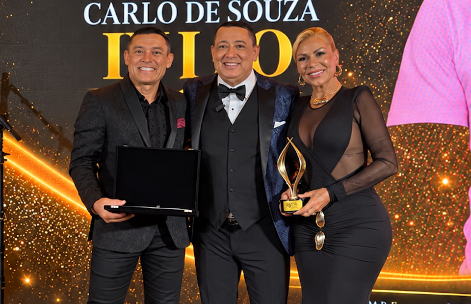 Gil Santos, CEO e idealizador da premiação, ladeado por Jean Carlo de Souza e Rogéria Seta Souza